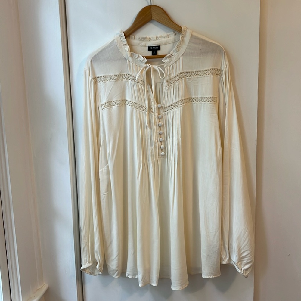 Torrid off white blouse, tuck and lace bodice, sz 3 peasant 90’s chic